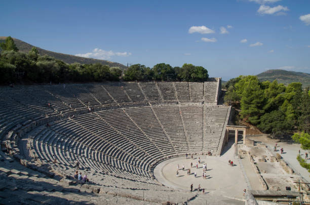 starożytny teatr asklepieion w epidaurus na peloponezie, grecja - epidaurus greece epidavros amphitheater zdjęcia i obrazy z banku zdjęć