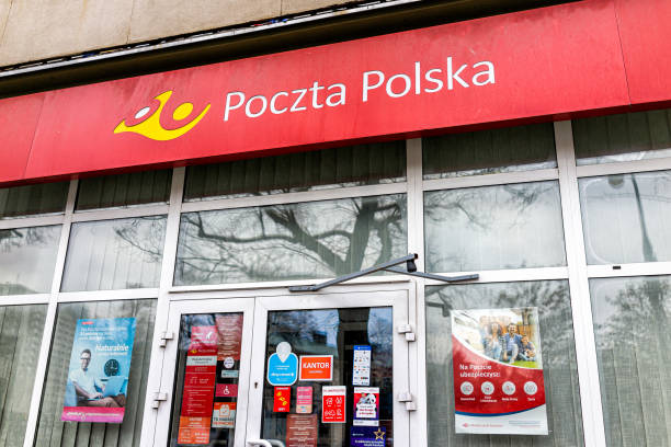 eingangstür mit fassade zu poczta polska oder polnischer postfiliale in warszawa - polish culture stock-fotos und bilder