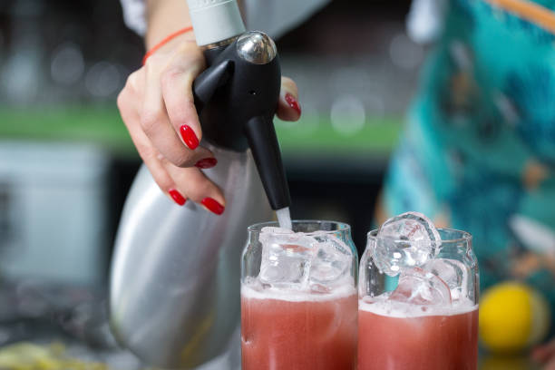 il barista professionista fa un cocktail. - siphon foto e immagini stock