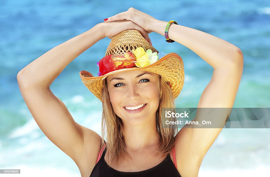 portrait de femme heureuse sur la plage - Photo de Adulte libre de droits