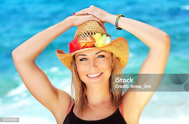 Photo libre de droit de Portrait De Femme Heureuse Sur La Plage banque d'images et plus d'images libres de droit de Adulte - Adulte, Beauté, Beauté de la nature