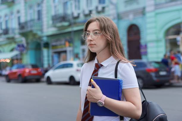 dziewczyna 17, 18 lat licealista w mieście patrząc na bok, skopiować przestrzeń - 18 19 years happiness cheerful teenager zdjęcia i obrazy z banku zdjęć