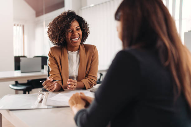 asesora financiera femenina consultando a un cliente - orientado al cliente fotografías e imágenes de stock