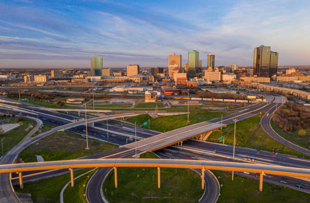 テキサス州の高速道路交差点と日の出でフォートワースのスカイラインの航空パノラマ画像 - highway overpass texas multiple lane highway ストックフォトと画像