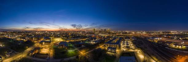 vue aérienne panoramique sur la ville de fort worth pendant le coucher du soleil avec le afterglow final et le ciel clair - fort worth texas photos et images de collection