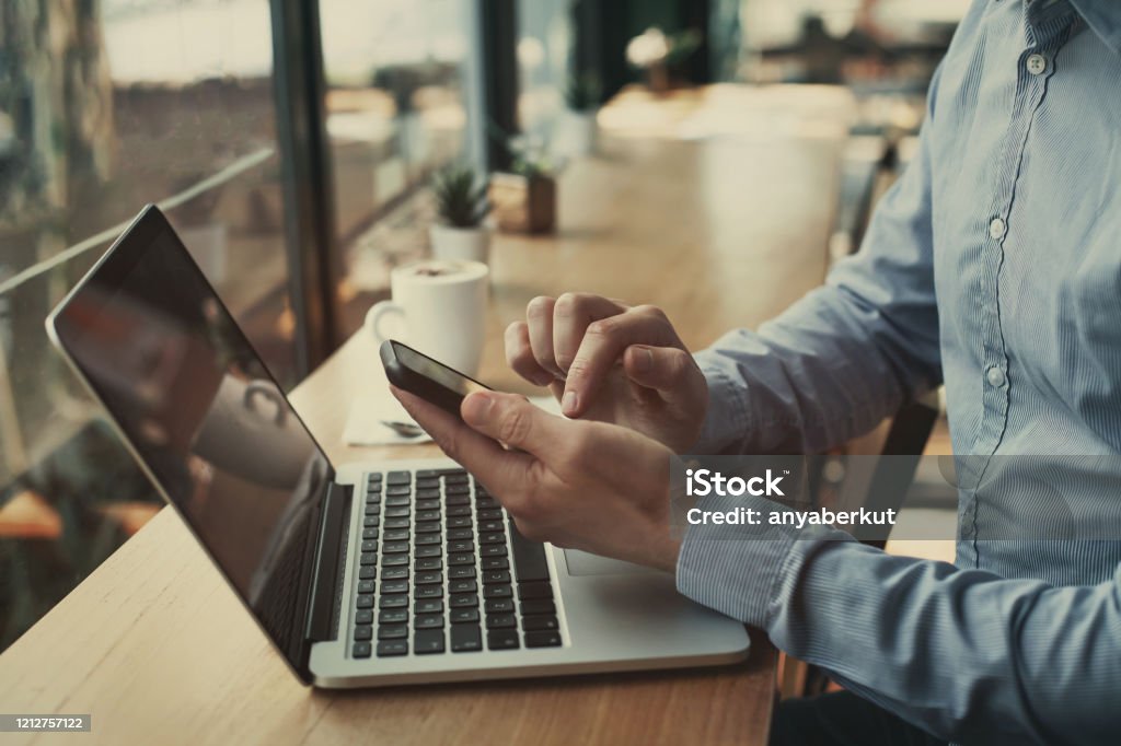 Social Media, Nahaufnahme der Hände halten Smartphone im Café - Lizenzfrei Handy Stock-Foto