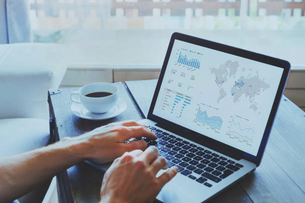 control financiero con gráficos financieros y gráficos de datos, inteligencia empresarial - analytical instruments fotografías e imágenes de stock