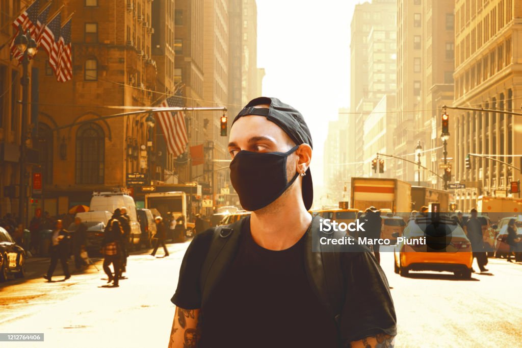 若い男性はニューヨークでマスクを持って歩く - ニューヨーク州のロイヤリティフリーストックフォト