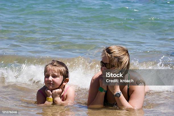 Foto de Mãe E Filha Na Praia e mais fotos de stock de Adulto - Adulto, Areia, Bandeja para Esfriar