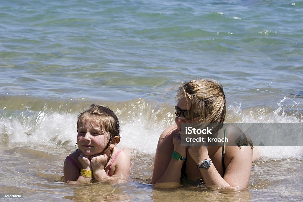 Мать и дочь на пляже - Стоковые фото Брызги роялти-фри