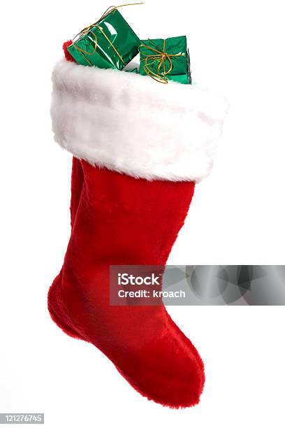 Яркий Красный Рождественский Носок С Представляет — стоковые фотографии и другие картинки Белый фон - Белый фон, Вертикальный, Вечеринка