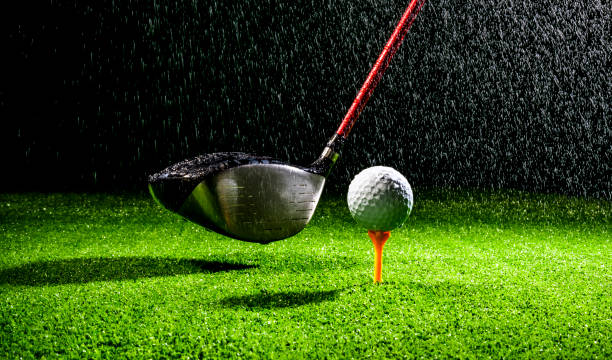 golfclub-fahrer und golfball auf dem rasen bei regen - golf golf club golf swing tee stock-fotos und bilder