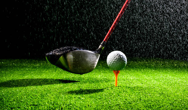 conductor de club de golf y pelota de golf en el césped a medida que cae la lluvia - damp course fotografías e imágenes de stock