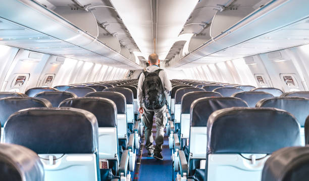 商用飛機與孤獨的人旅客的內幕視圖 - 航班取消的緊急旅行概念 - 航空工業危機與空飛機在明亮的蔚藍篩檢程式 - 乘客 圖片 個照片及圖片檔