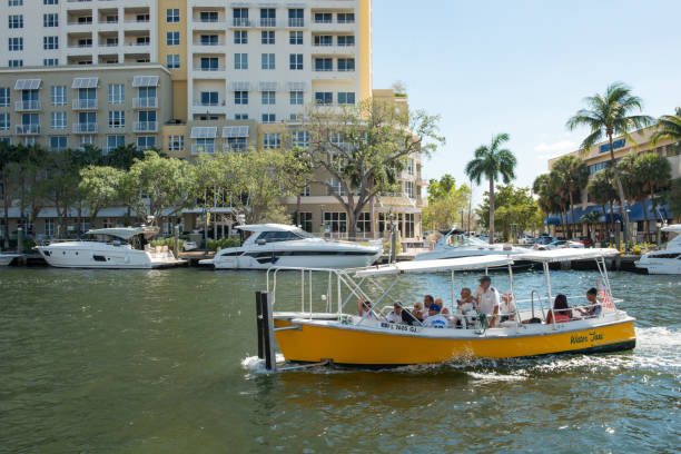 łodzie pływające wzdłuż nowej rzeki w centrum fort lauderdale florida wiosną - las olas quarter zdjęcia i obrazy z banku zdjęć