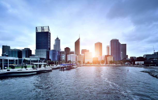 городской пейзаж перта на закате, австралия. - swan river стоковые фото и изображения