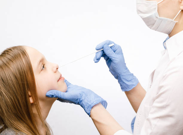 pediatra pobierając próbkę do badania śluzu nosa - medical occupation flash zdjęcia i obrazy z banku zdjęć
