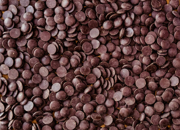 dark chocolate couverture. - tampering photos et images de collection