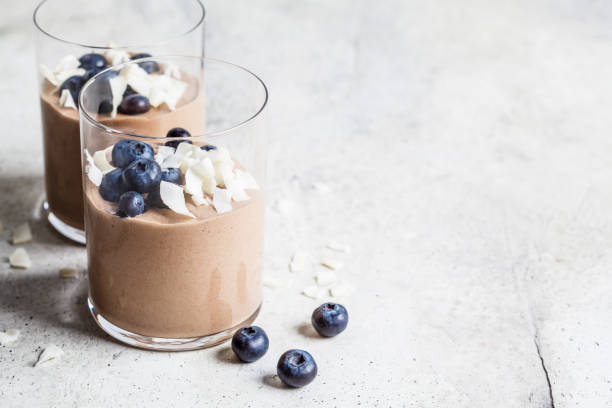 朝食にグラスにベリーとココナッツを入れたチョコレートムース(スムージー)。 - dessert blueberry cream parfait ストックフォトと画像