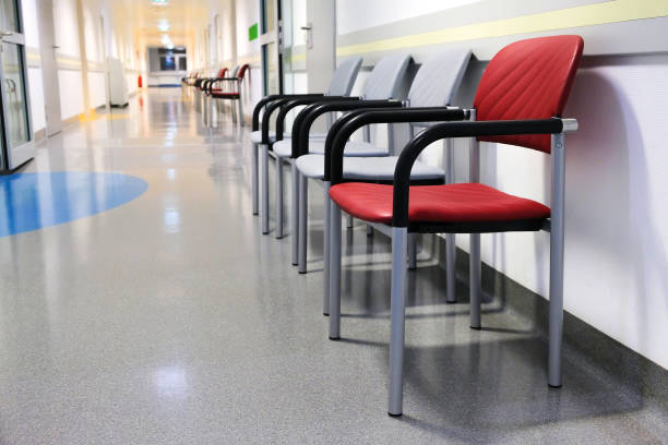 стулья в коридоре больницы. интерьер больницы - chair meeting waiting room entrance hall стоковые фото и изображения