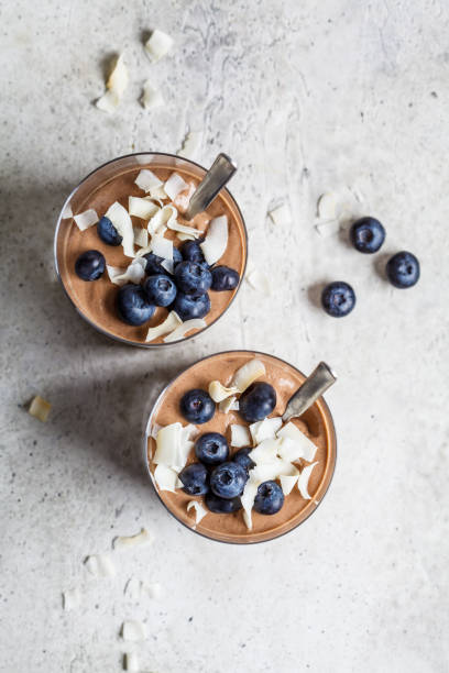 초콜릿 무스 (스무디) 베리와 코코넛을 유리에 넣고 아침 식사, 최고 전망을 제공합니다. - dessert blueberry cream parfait 뉴스 사진 이미지