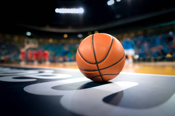 basket-ball sur le terrain - basketball floor basketball court hardwood floor photos et images de collection