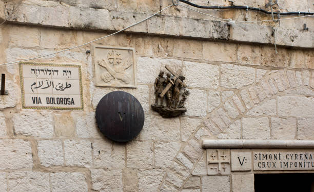 vista della via dolorosa nella città vecchia di gerusalemme - spirituality christianity jerusalem east foto e immagini stock