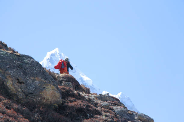 fotograf macht foto von ama dablam berg im himalaya - behind photographer men mountain climbing stock-fotos und bilder