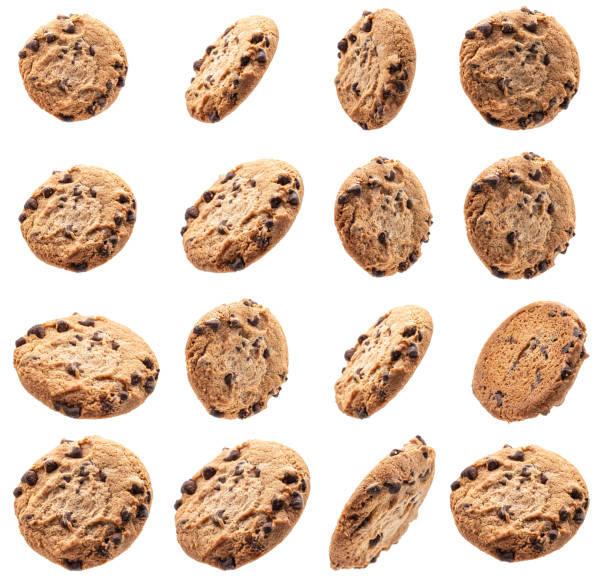 sammlung von schokoladen-chip-cookies auf weißem hintergrund - drop cookies stock-fotos und bilder
