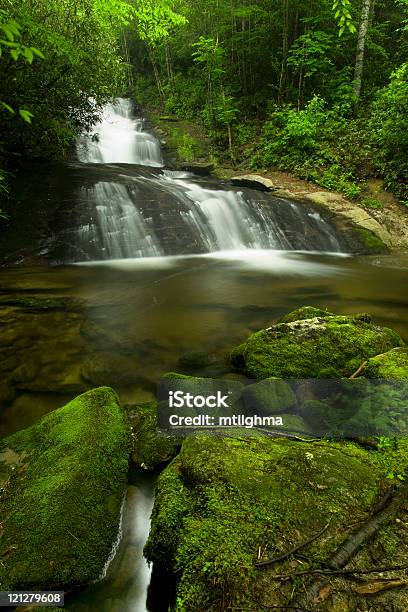 Cascada De La Selva Tropical Oculto Foto de stock y más banco de imágenes de Agua - Agua, Aire libre, Aislado