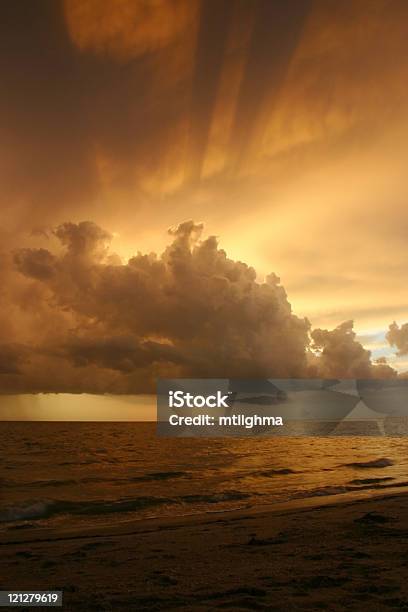 Majestuoso Atardecer Foto de stock y más banco de imágenes de Agua - Agua, Aire libre, Anochecer