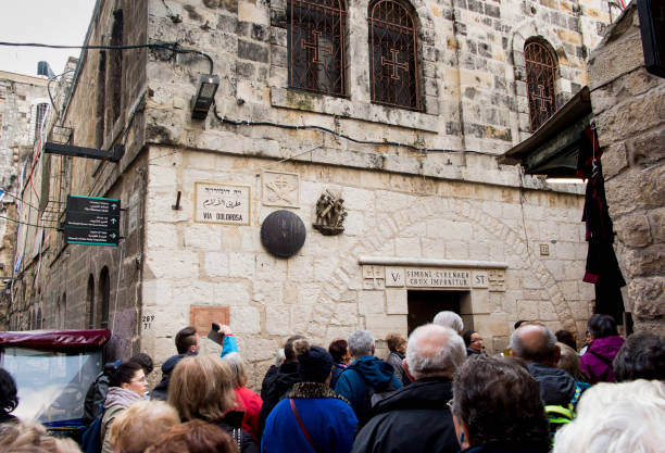 vista della via dolorosa nella città vecchia di gerusalemme in israele - spirituality christianity jerusalem east foto e immagini stock