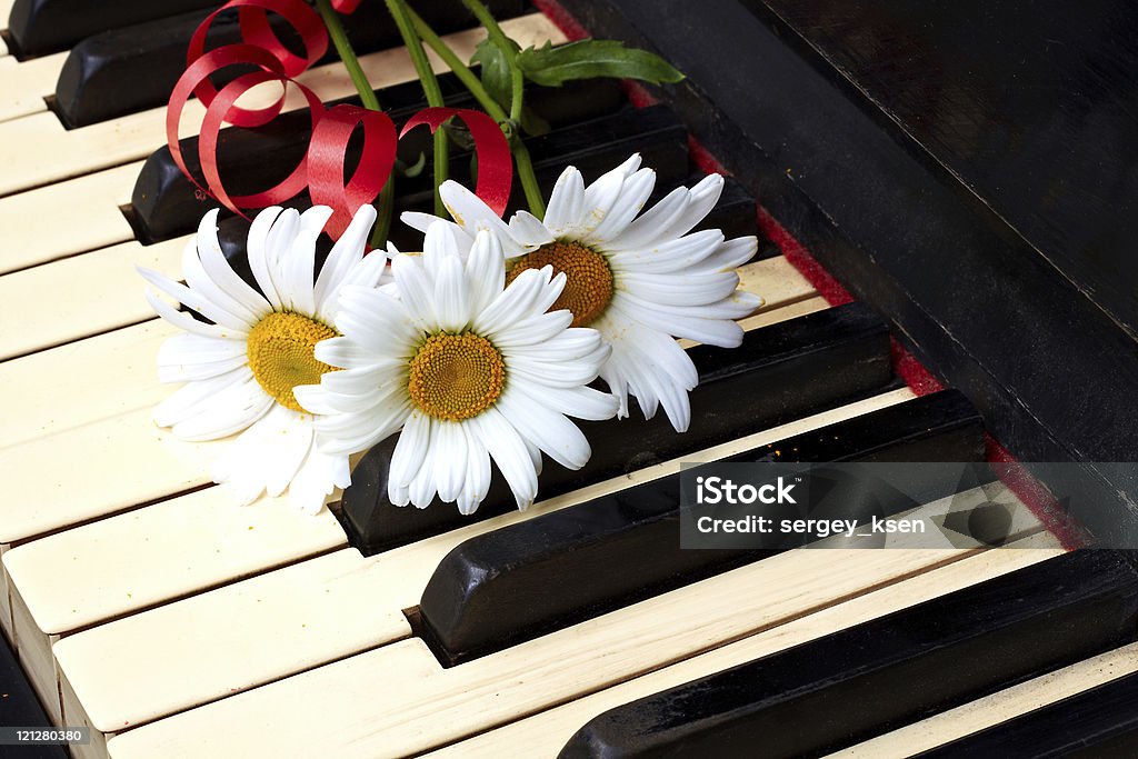 Fleurs sur le piano ancien - Photo de Piano libre de droits