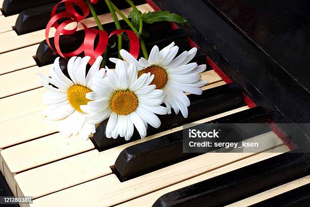 Photo libre de droit de Fleurs Sur Le Piano Ancien banque d'images et plus d'images libres de droit de Piano - Piano, Amour, Beauté de la nature
