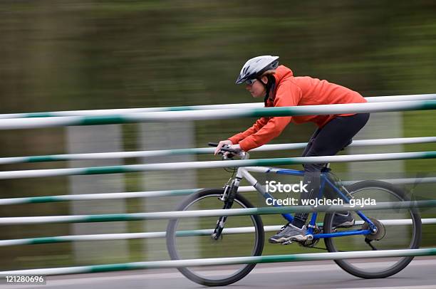 Mulher Andar De Bicicleta - Fotografias de stock e mais imagens de Adulto - Adulto, Adulto maduro, Ao Ar Livre