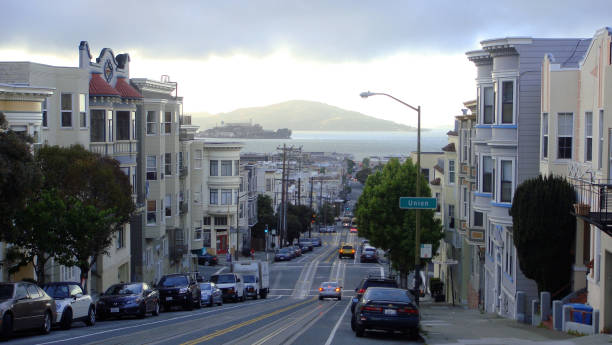 샌프란시스코의 전형적인 가파른 도로에서 노브 힐에서 보기 - alcatraz island tourism san francisco bay area san francisco county 뉴스 사진 이미지