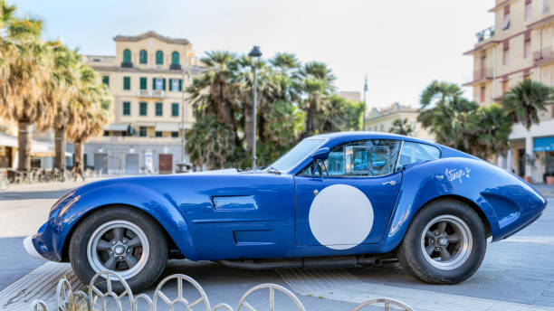 青と白の色で有名なアメリカのレーシングカーモデルケリソンのプロフィール図 - collectors car antiquities ancient past ストックフォトと画像