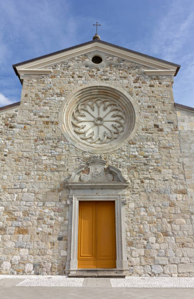 fassade der kirche santa margherita del gruagno - rose window window church built structure stock-fotos und bilder