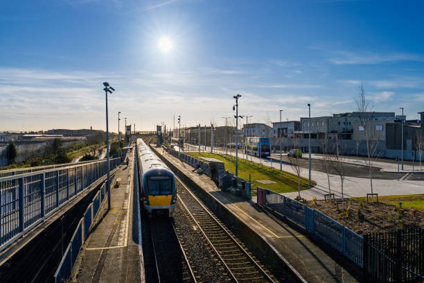 centro de transporte de dublin, baixo número de passageiros durante epidemias de covid 19, coronavírus - stop action - fotografias e filmes do acervo