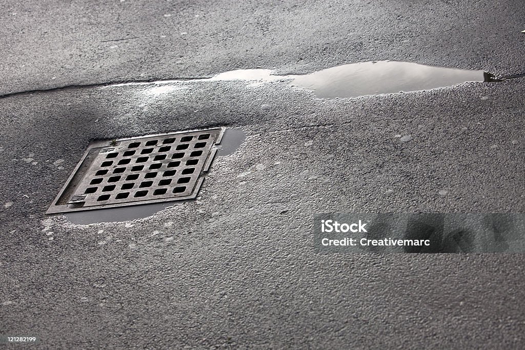 sewerage e tampa de bueiro - Foto de stock de Abstrato royalty-free