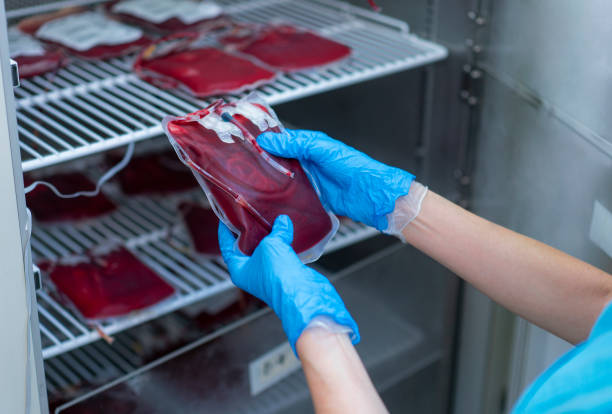 de vrouwelijke arts controleert bloedzakken in llaboratory, bij het ziekenhuis - bloedbank stockfoto's en -beelden