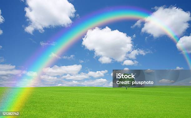 Foto de Campo Verde Com Árvore E Arcoíris e mais fotos de stock de Agricultura - Agricultura, Arco-íris, Azul