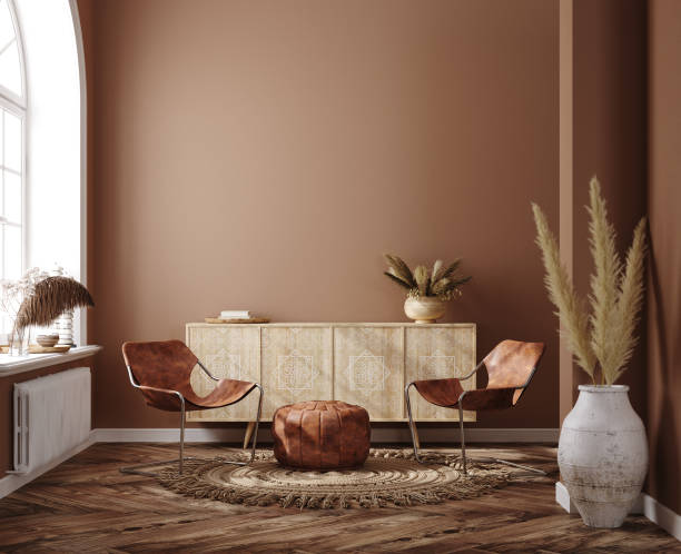home interieur mit ethnischen boho dekoration, wohnzimmer in braun warmer farbe - landhausstil deko stock-fotos und bilder