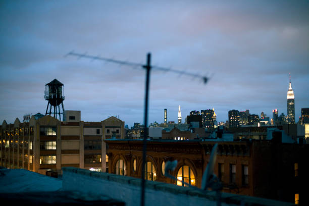 brooklyn buildings at dusk - television aerial roof antenna city imagens e fotografias de stock