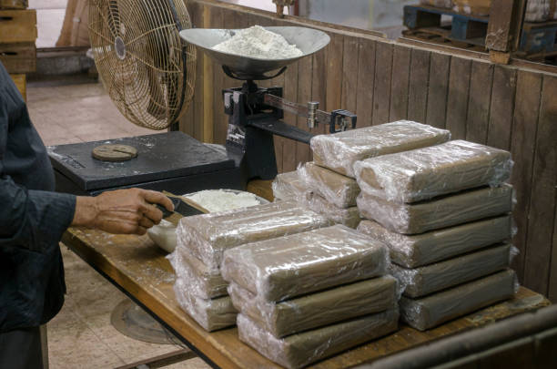 ukryty magazyn kokainy - narcotic meth drug abuse laboratory zdjęcia i obrazy z banku zdjęć