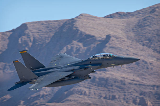 f15 eagle in bella luce contro le colline del nevada - fighter plane jet military airplane afterburner foto e immagini stock