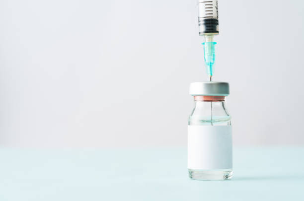 medizinische fläschchen und spritze - injecting vaccination flu virus impfung stock-fotos und bilder