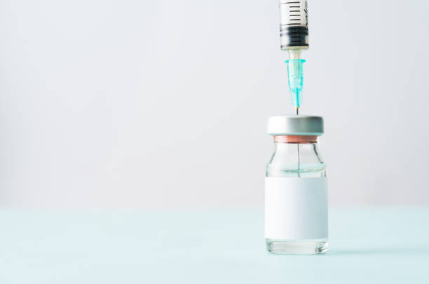 medical vials and syringe - syringe injecting vaccination cold and flu imagens e fotografias de stock