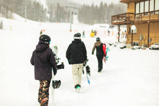 generation z jugend ski- und snowboardaktivitäten im ski resort town in den colorado rockies - ski jumping snowboarding snowboard jumping stock-fotos und bilder