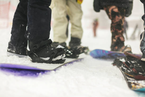 generation z jugend ski- und snowboardaktivitäten im ski resort town in den colorado rockies - ski jumping snowboarding snowboard jumping stock-fotos und bilder